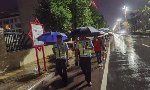 轄區(qū)安全無小事 平安夜巡在行動