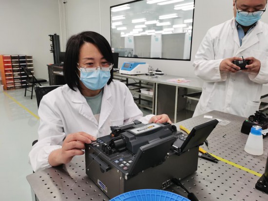 衣永青正在對光纖進行測試。新華社發(fā)