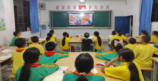 觀看開學第一課 鹿城鎮(zhèn)小學 小學